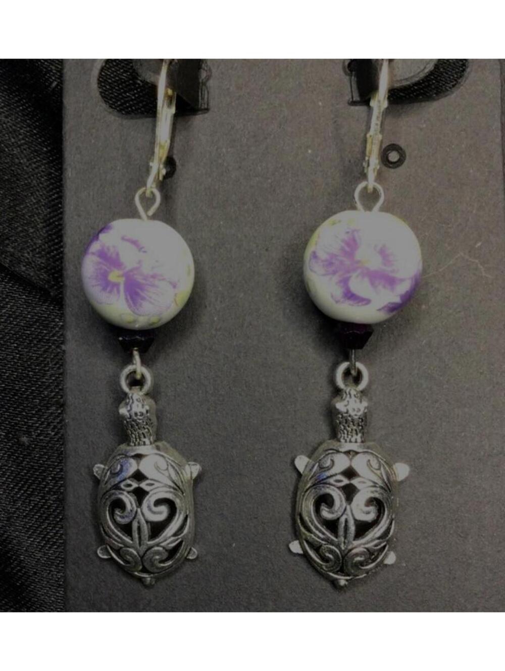 V Detailed Turtle Earrings